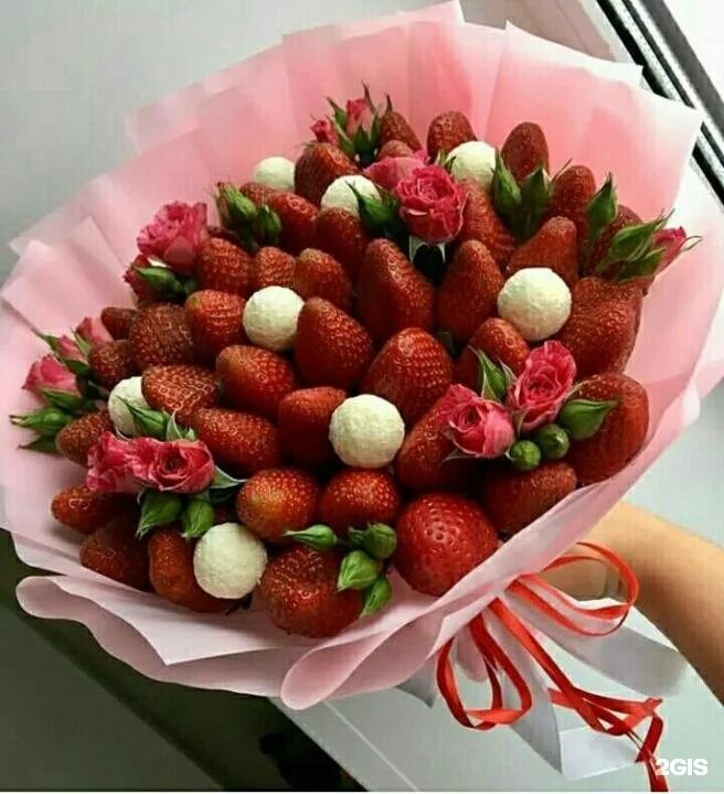 букет из клубники и цветов. цветы и шоколад. цветы и клубника в шоколаде. букет цветов и клубника в шоколаде. букет из клубники в шоколаде и цветов.