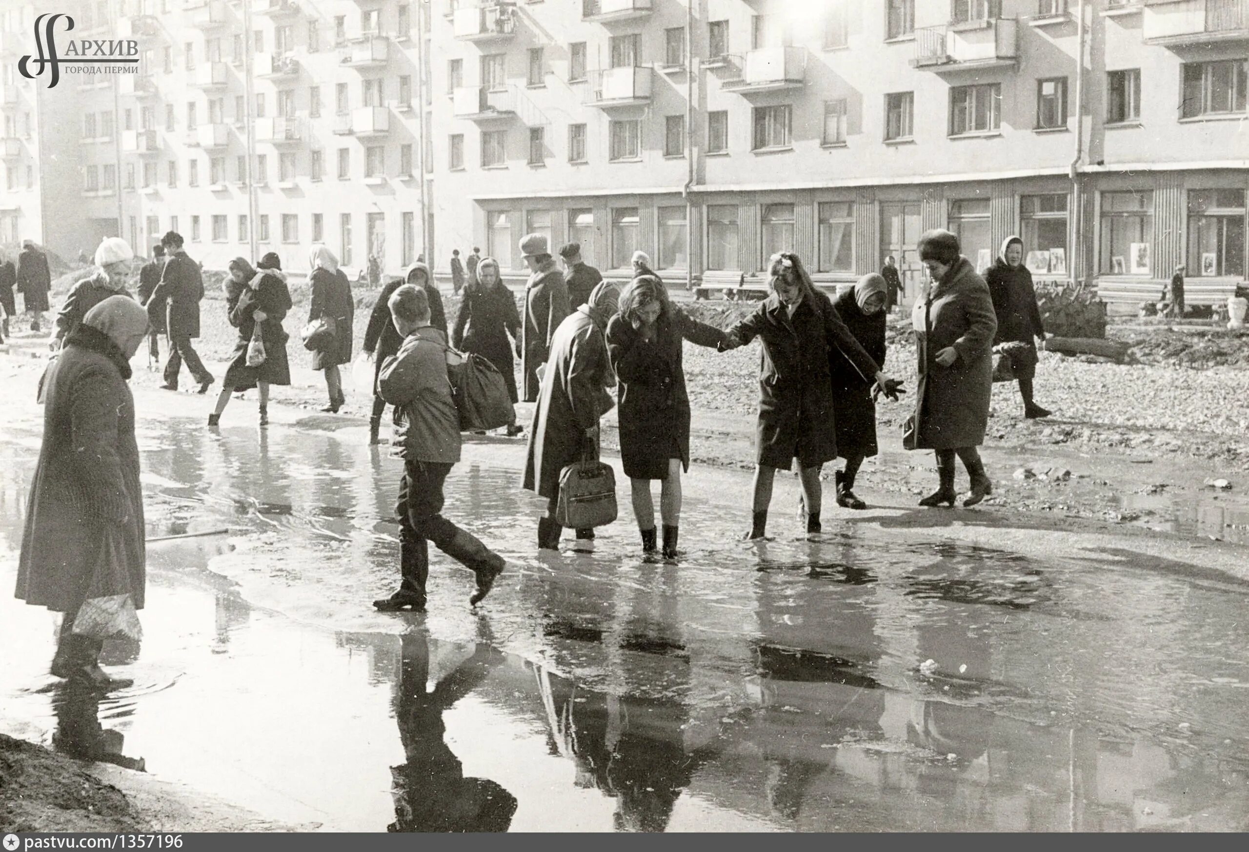 Пермь в апреле. Апрельские лужи. Снег в июне 1967 Пермь фотографии. Отражение женщины в апрельских лужах в городе фото.