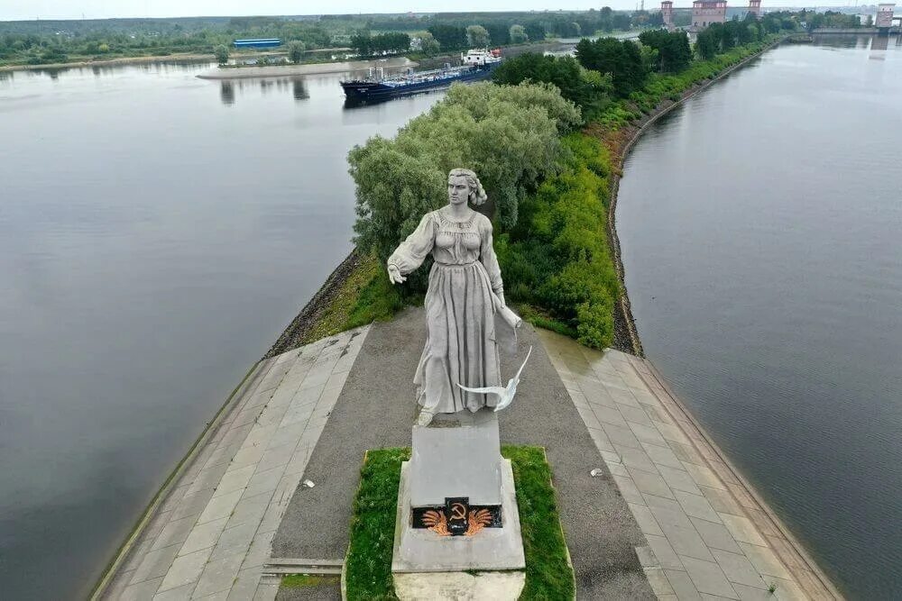 Матерью русских рек люди. Монумент Волга-мать в Рыбинске. Волга мать памятник в Рыбинске. Памятник реке Волге в Рыбинске. Река Волга Рыбинск.