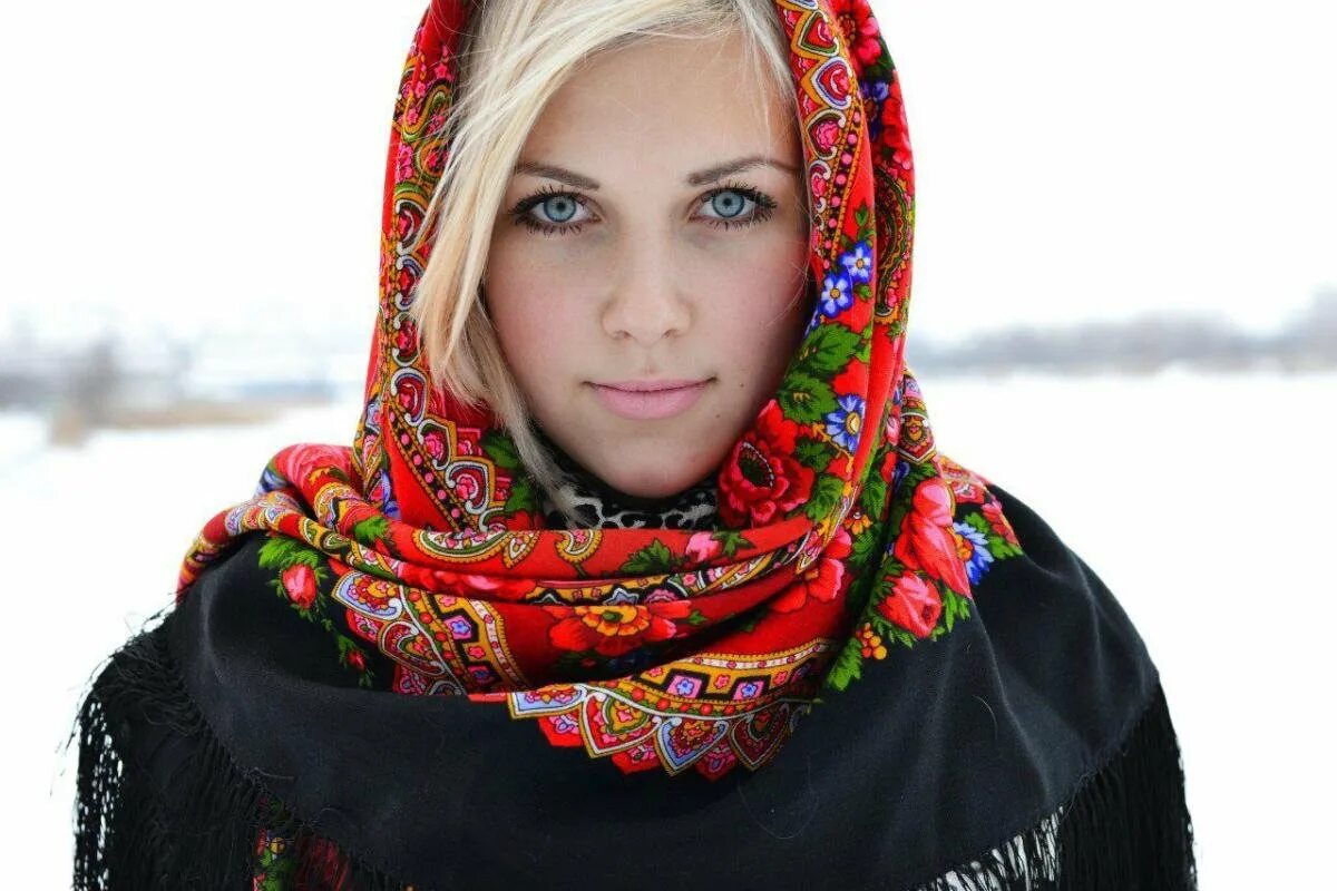 Какого цвета одеть платок на благовещение. Павлопосадский платок славянка. женщина в платке. русская красавица. славянские девушки самые красивые.
