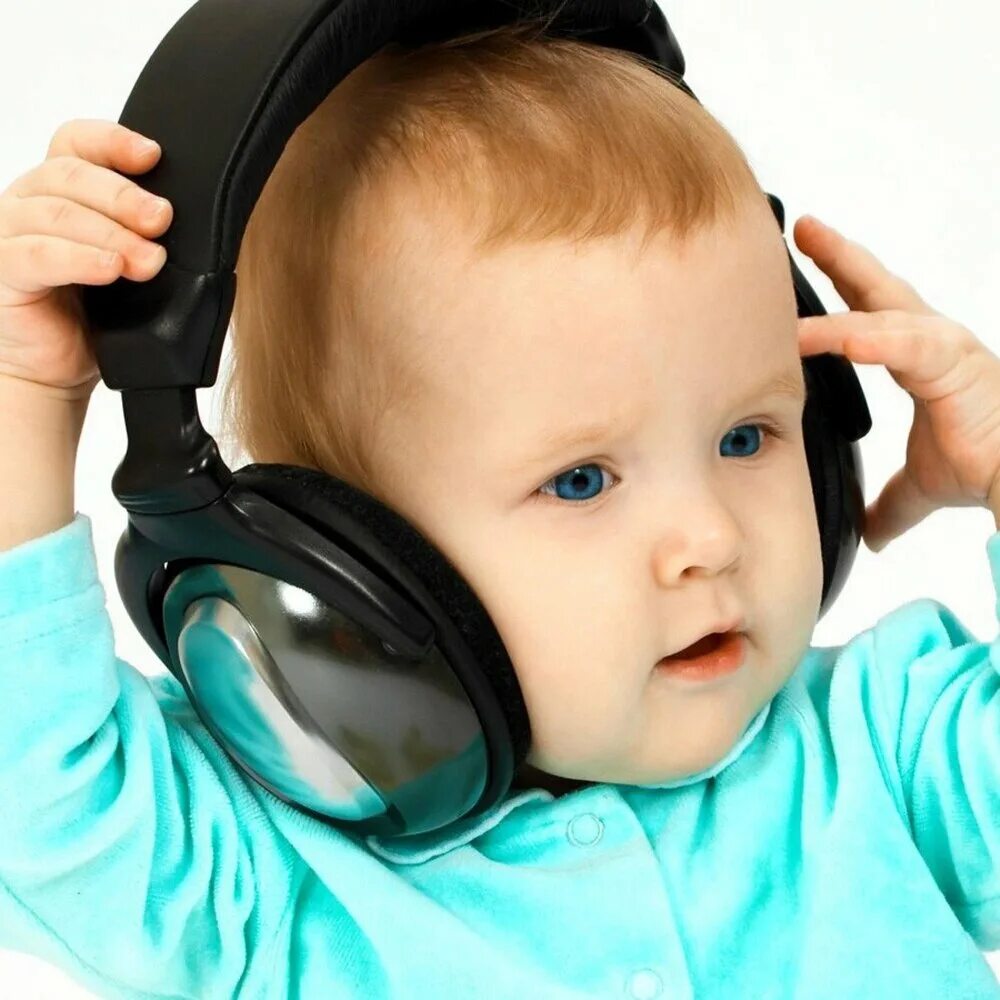 Музыка детям слушать можно. Ребенок в наушниках. Ребенок слушает. Страх громких звуков у детей. Веселый ребенок с телефоном.
