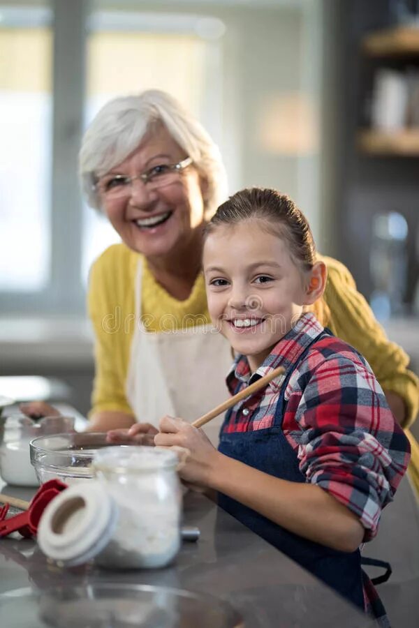 Бабушка позирует. Внучек улыбается. Grandmother and granddaughter the Kitchen. Бабушкапозирует на Камерг.