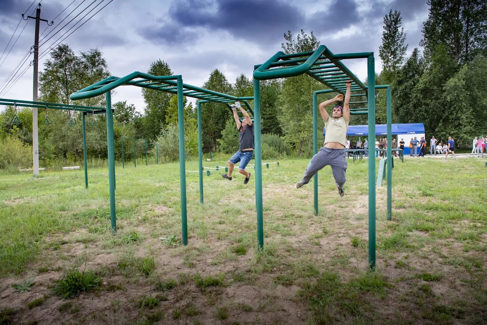 Площадка состязаний. Спортивная площадка на природе. армейская спортплощадка. спортивная площадка русская. русская охота спортивная площадка.