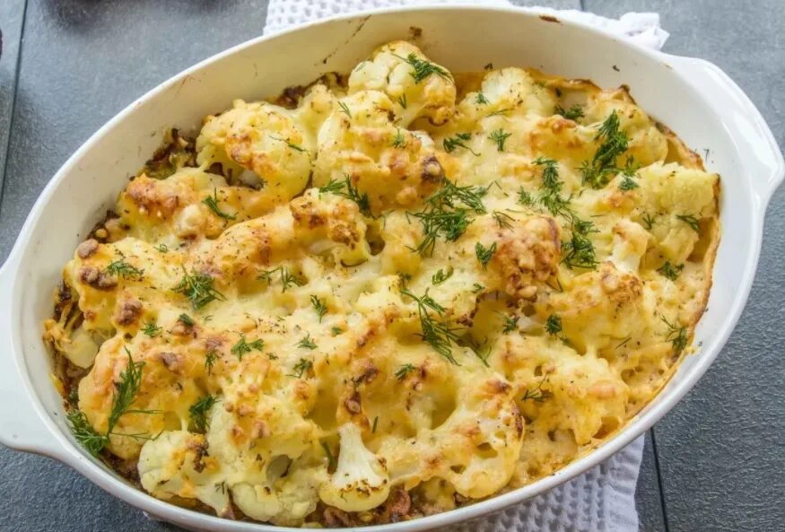 стейк из цветной капусты. гратен из брокколи в духовке. брокколи и цветная капуста в духовке. гратен из цветной капусты с сыром. цветная капуста под сыром и соусом бешамель.