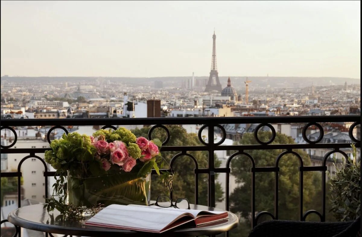 Красивый вид из окна. Утро балкон. Кафе с видом на эйфелеву башню. Вид с балкона на город. Утро балкон.