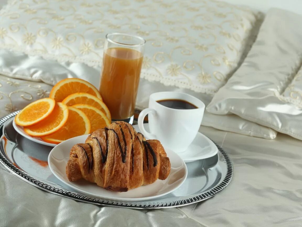 Завтрак в постель. Цитрусовый завтрак. Завтрак с апельсином. Чашка кофе и апельсин. Апельсин на завтрак