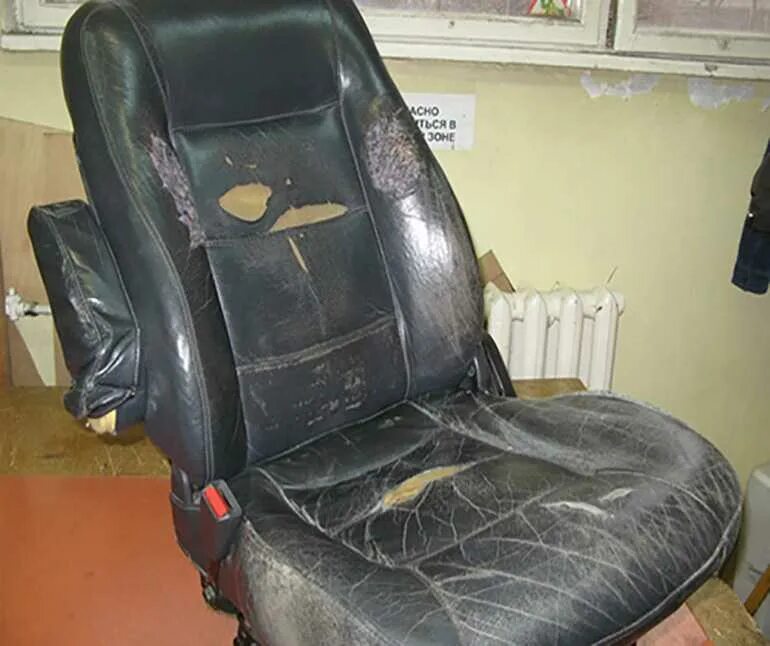 Ремонт сидушек. Порванное кожаное кресло. Автомобильное сиденье старое. Обивка кресла кожей. Старое порванное кресло.