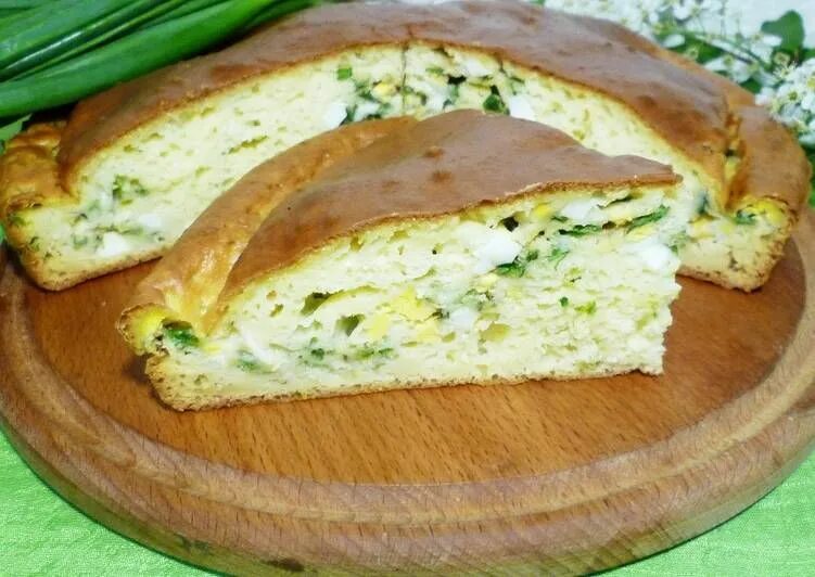 Заливной пирог на молоке в духовке рецепт. Пирог с творогом и зеленым луком. Пирог с луком и яйцом в духовке. Заливной пирог с луком и яйцом.