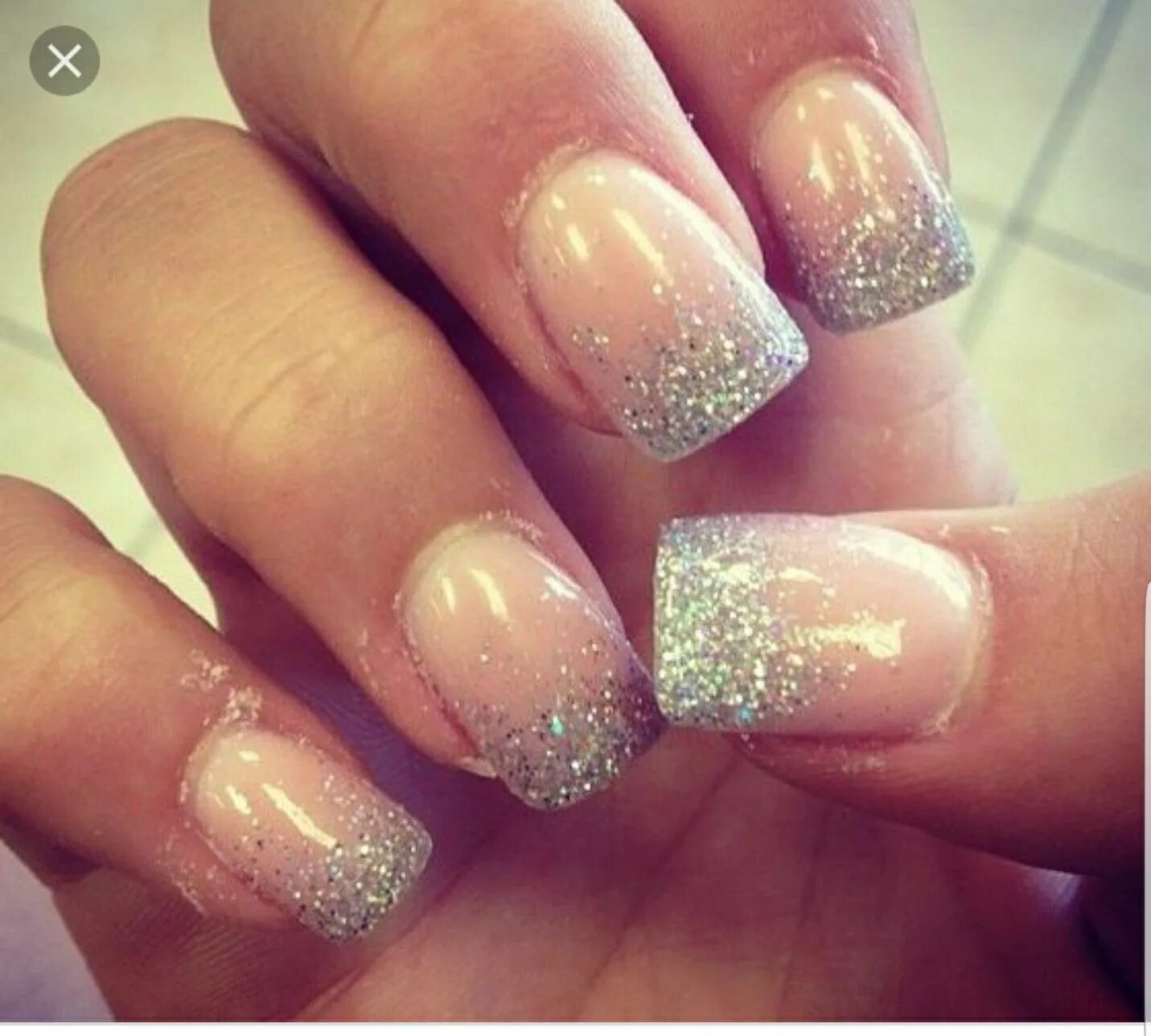 Френч с блестками на кончиках квадрат. Маникюр френч с блестками. Френч с блёстками на ногтях. Серебристый френч. Маникюр френч с блестками.