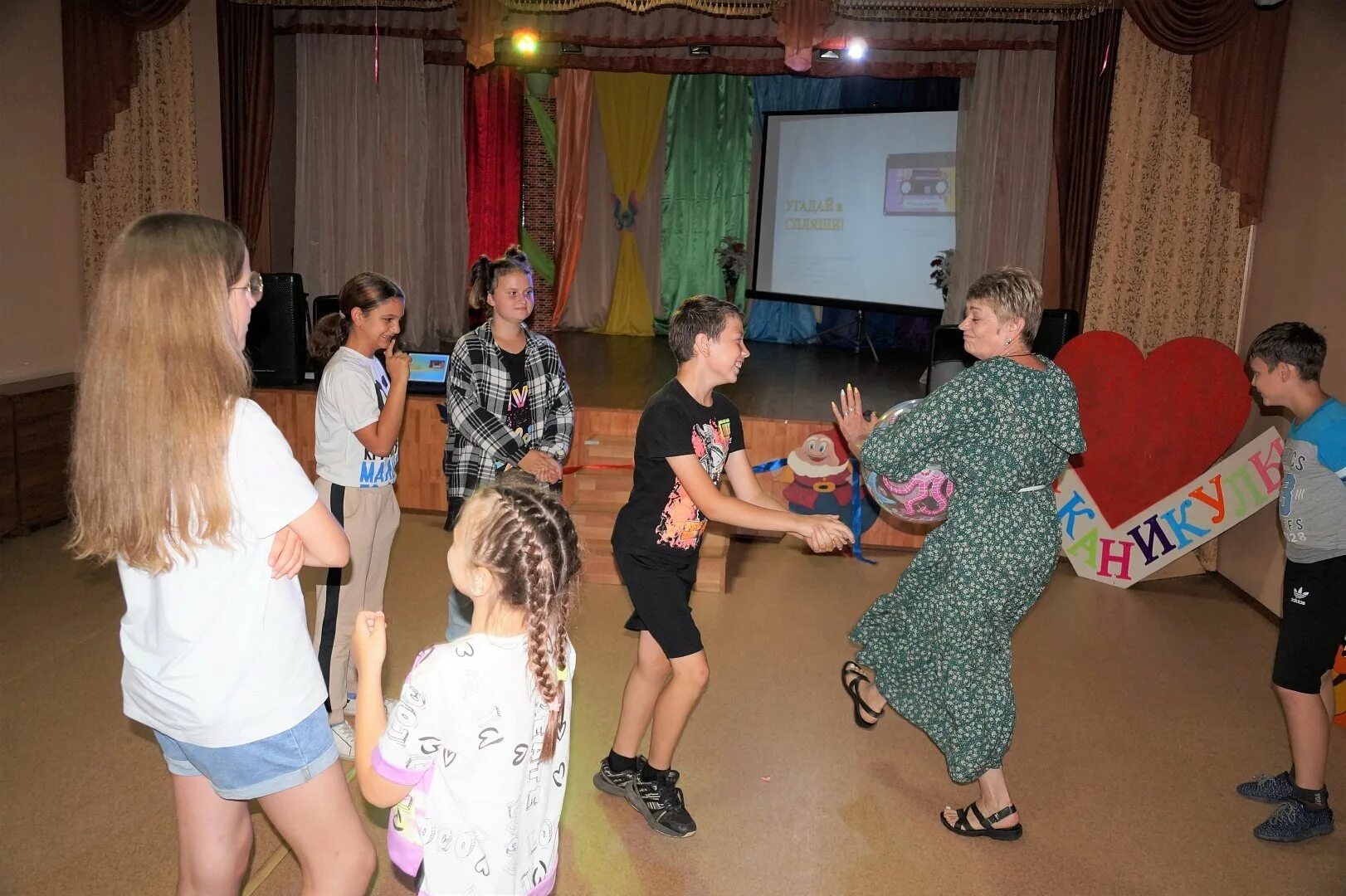 Сельский клуб танцы. Танцы в сельском клубе. Фото детей в сельском клубе. Танцы в клубе в деревне. Клуб в деревне.