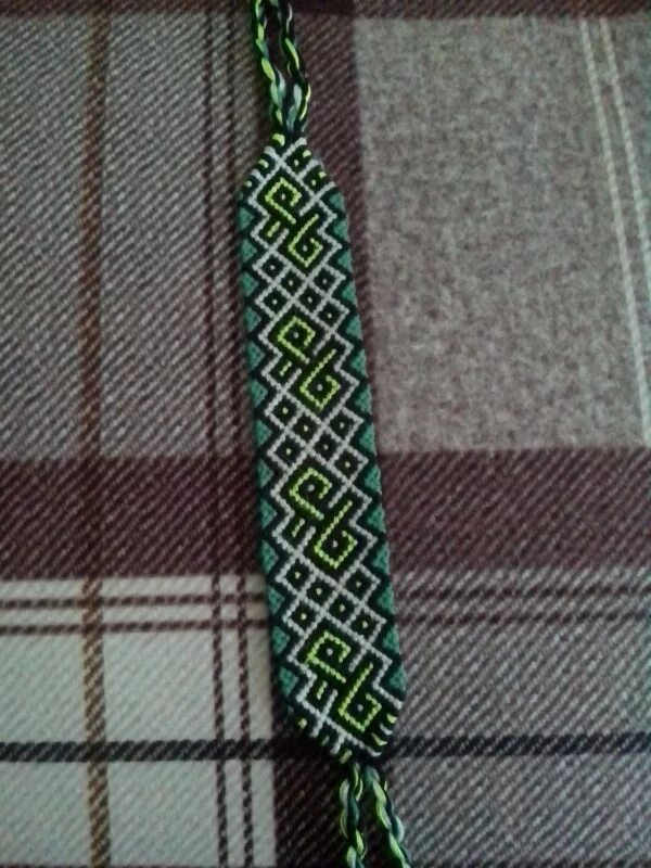 фенечки макраме. зеленые фенечки. фенечка классика. салатовые фенечки. фенечки.