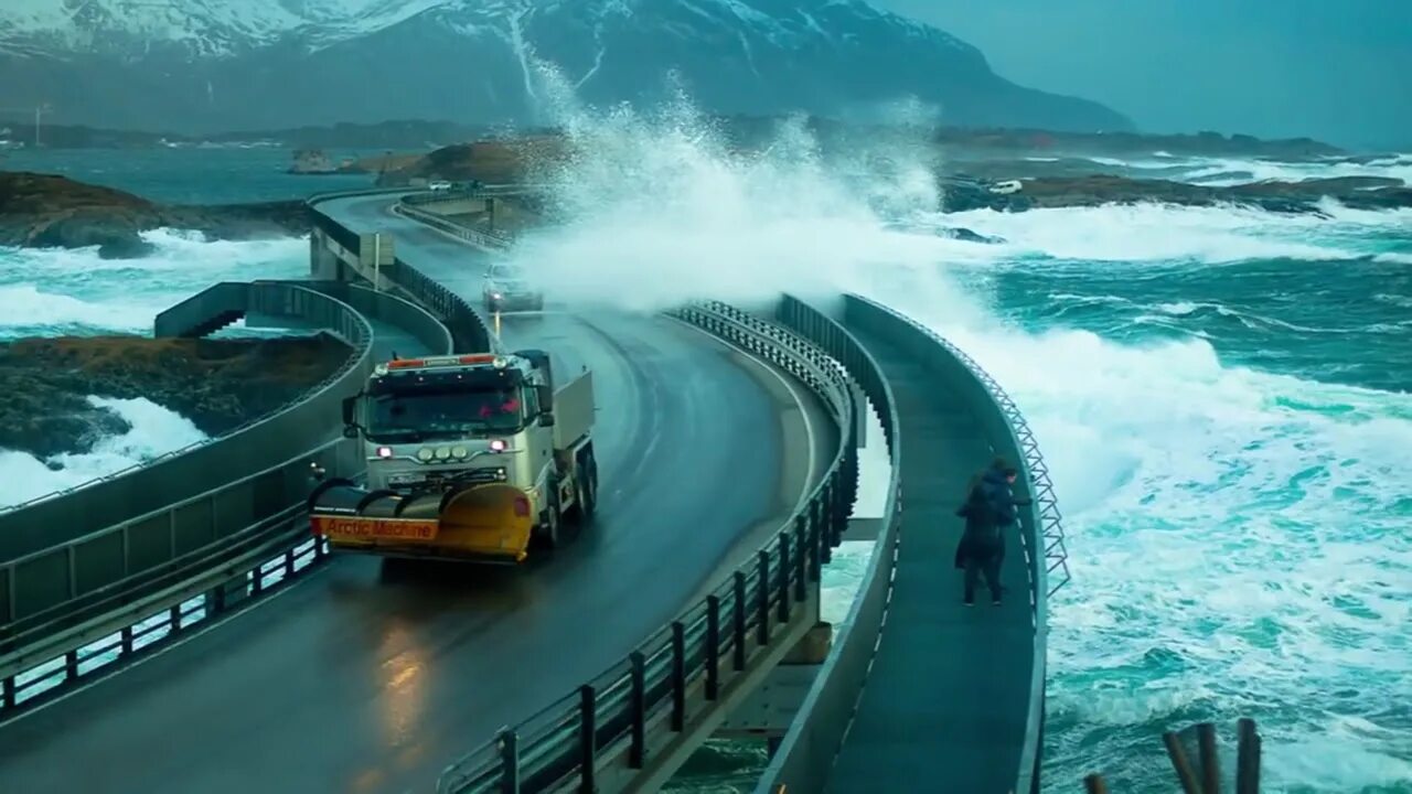 World most dangerous. Дорога Атлантик роуд Норвегия. Мост Норвегия Atlantic Ocean Road. Трасса Атлантик в Норвегии. Мост Storseisundet, Норвегия шторм.
