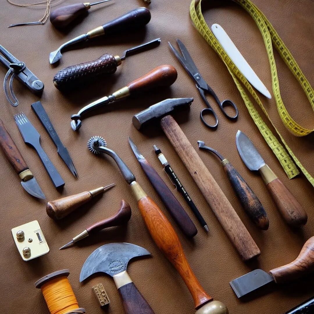 Инструменты кожевника. Инструменты для выделки кожи. Кожевенная мастерская инструменты. Старинный инструмент для кожи.