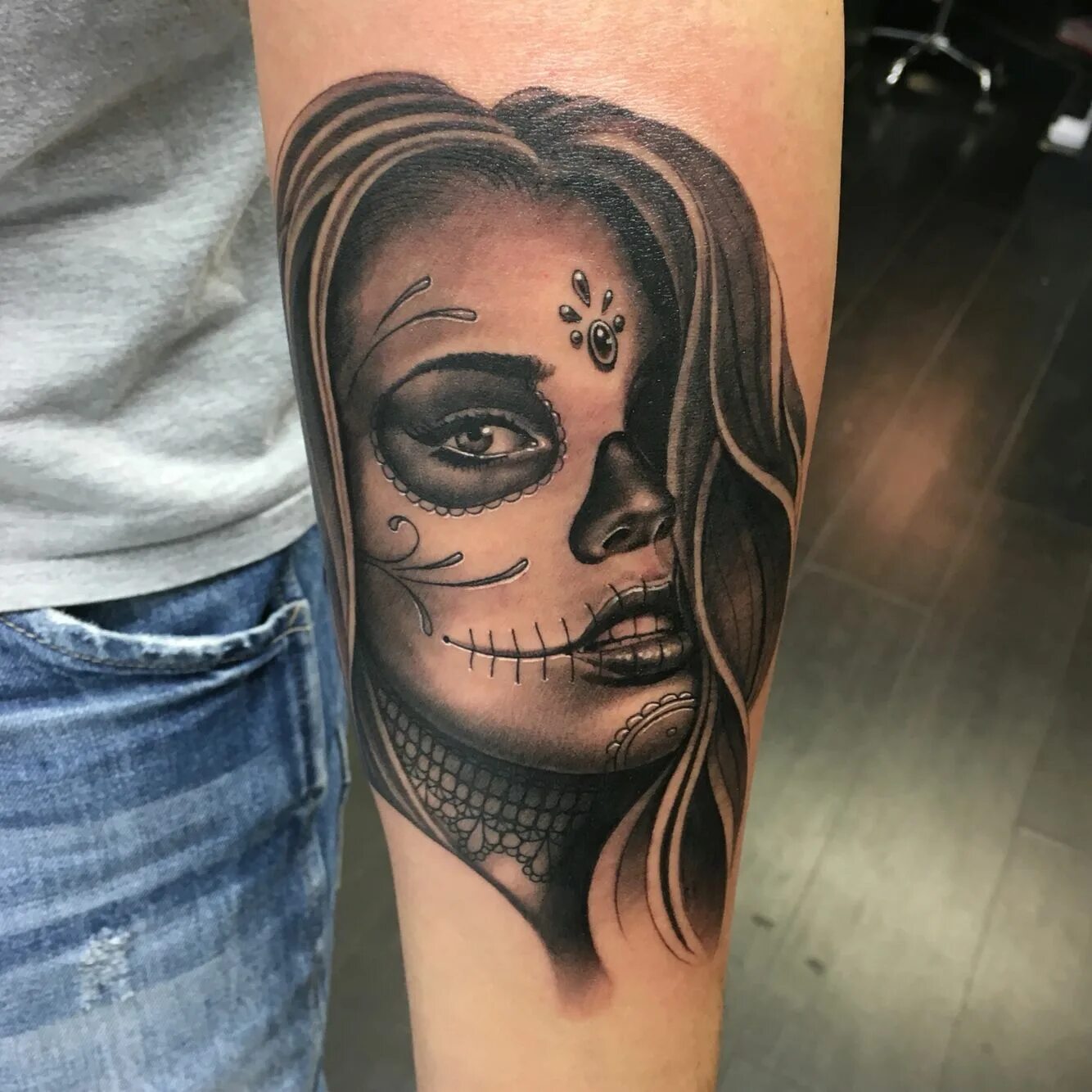 Кэтрин белл. Тату лисы черная. Черно красные тату небольшие. Мексиканская богиня смерти тату. Татуировка catherine.