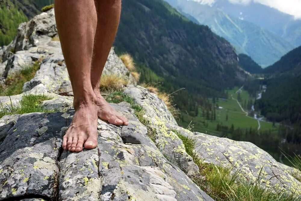 Foot of the mountains на русском. Босиком в горах. Ноги горы. Босая в горах. Босиком по горам.