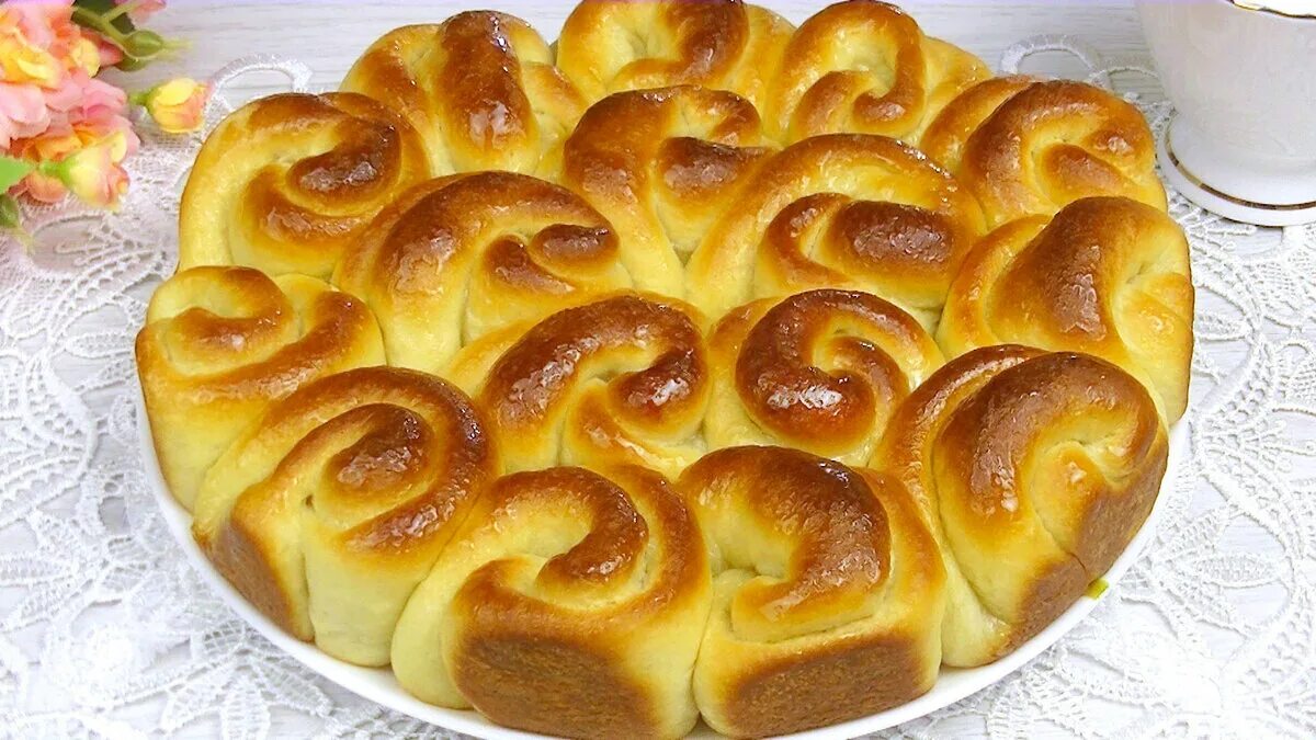 Изделия из сдобного теста. Булочки с изюмом. Сдобные булочки из дрожжевого теста. Сдобная дрожжевая выпечка рецепт. Сдобная дрожжевая выпечка рецепт.