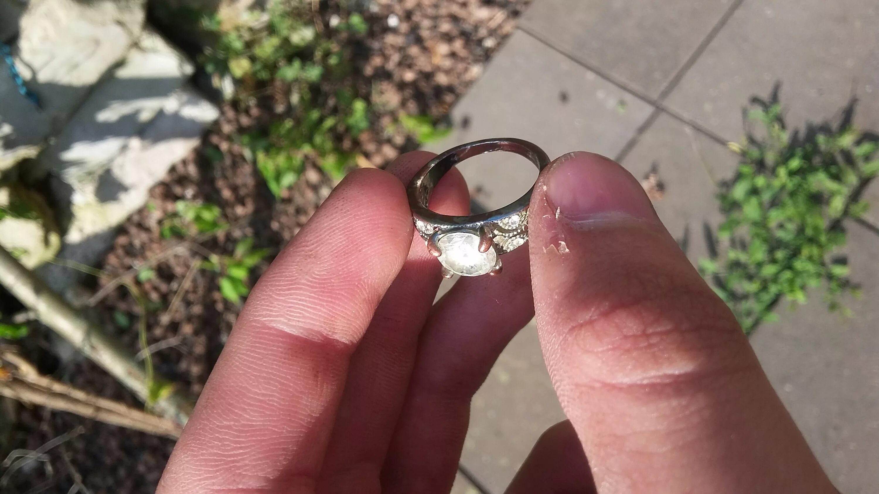 Найти обручальные кольца. Кольцо для девушки. Обручальное кольцо на улице. Выброшенные кольца.