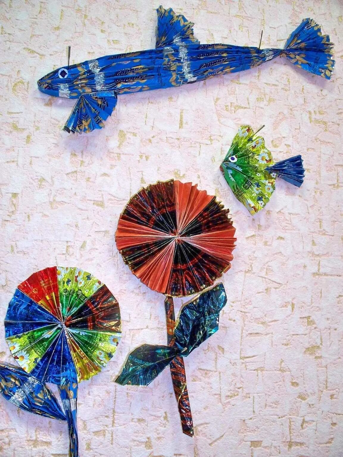 Создаем изображение из фантиков пуговиц ниток. Панно из фантиков. Поделки из фантиков. Поделки из фантиков. Поделка из фантиков в садик.