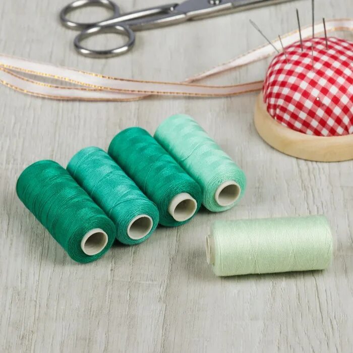 Пять ниток. Нитки зеленые для шитья. Комплект ниток для шитья. Изумрудные нитки для шитья. Нитки 40 полиэстер зеленые.