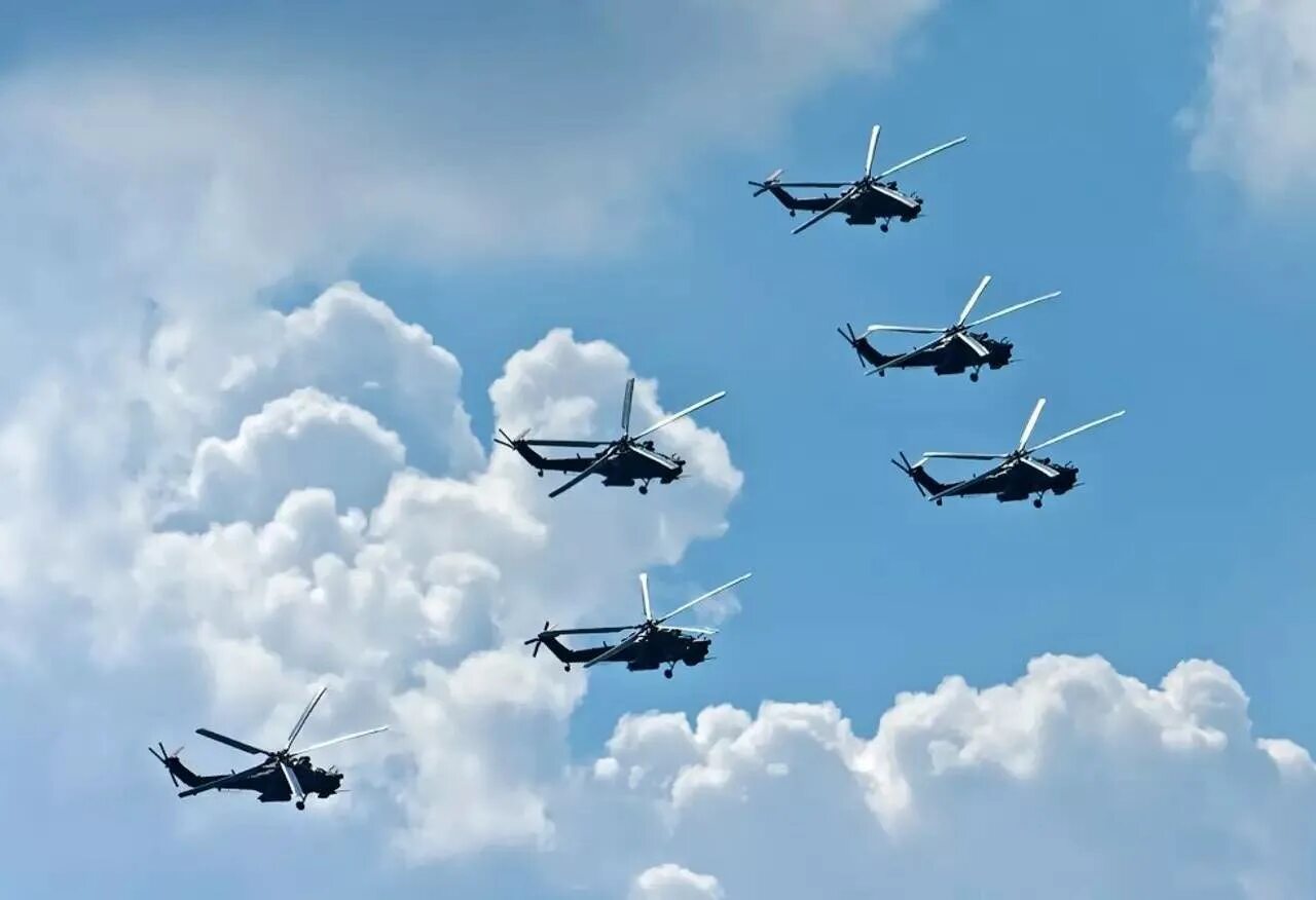 эскадра вертолетов. много вертолетов в небе. много вертолетов. военный вертолет. вертолеты нато.