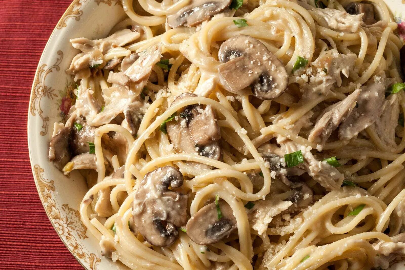 Макароны с грибами и курицей в сливочном. Паста с курицей и грибами в сливочном соусе с сыром. паста с шампиньонами в сливочном соусе с сыром. паста паста с грибами и курицей. паста карбонара с курицей и грибами в сливочном соусе.