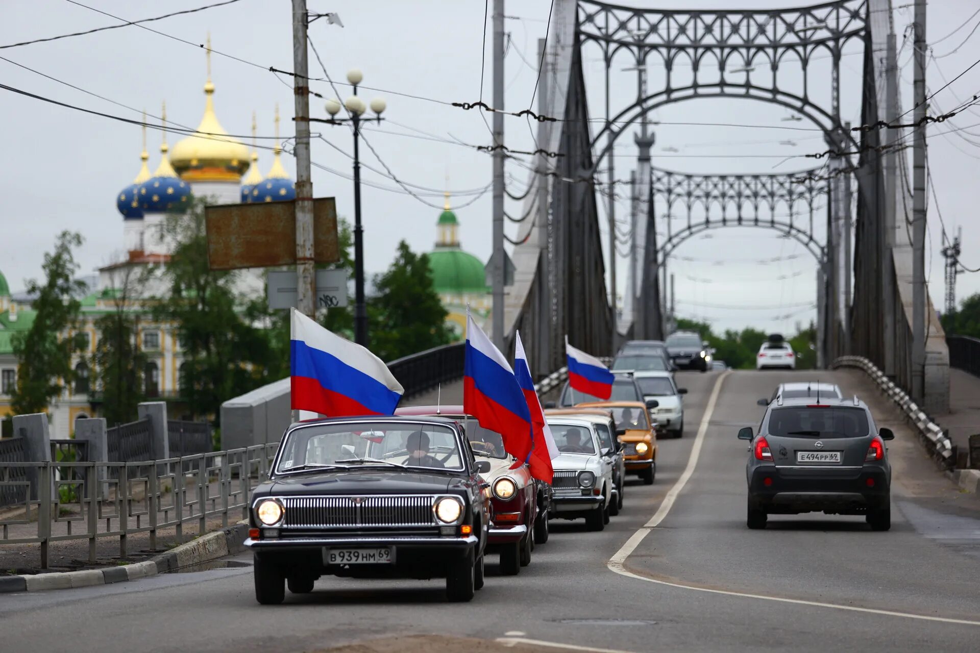 Автомобильный флаг россии. Машина с российским флагом. Флаг на машине. Российский флаг на авто. С днем России машина.