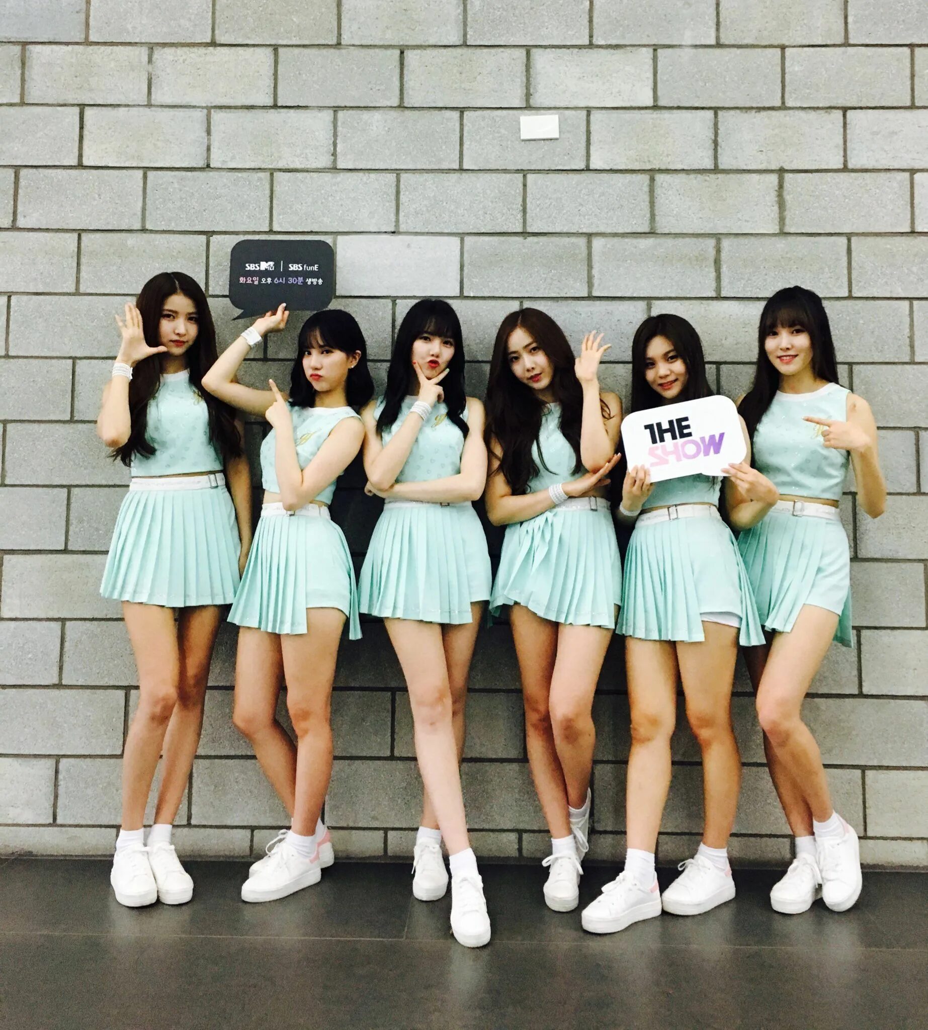 GFRIEND. Южная Корея девушки в юбках. Корейские девушки в толпе. Менеджер GFRIEND. Рутуб большие девочки 6