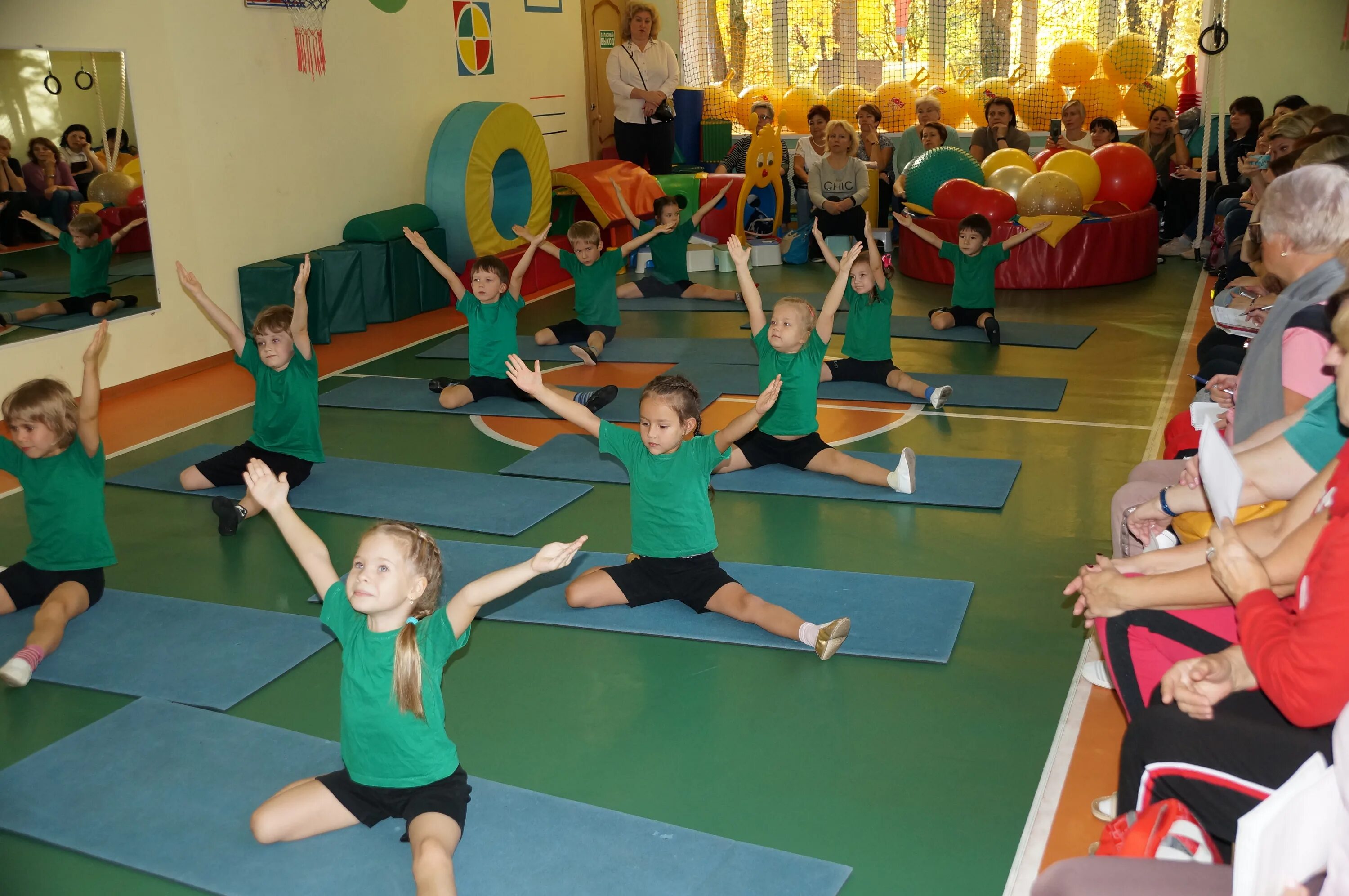 Физкультурные занятия в детском саду. Гимнастика в детском саду. Игровой стретчинг для детей. Дети на физкультуре в детском саду.