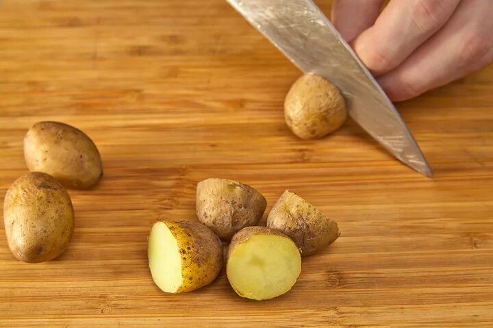Картофель бородавасная. Избавление бородавок картошкой. Картофель от бородавок. Картошка от бородавки. Картошка от бородавки.