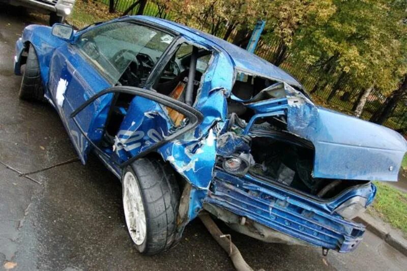 Как выглядит разбитая. Разбитые машины. Разбитая машина bmw i8. Как выглядит разбитая. Как выглядит разбитая.