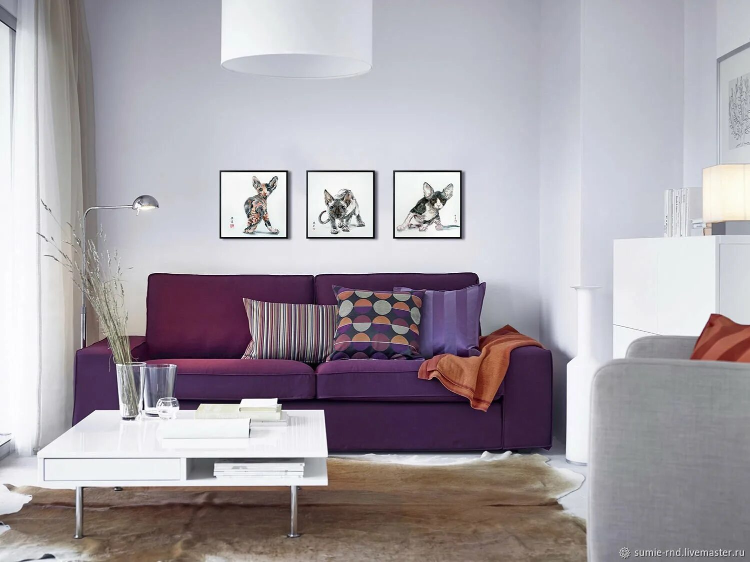 гостиная с сиреневым диваном. фиолетовый диван в гостиной. диван rondo sofa mauve. сливовый диван в интерьере. фиолетовый диван в гостиной.