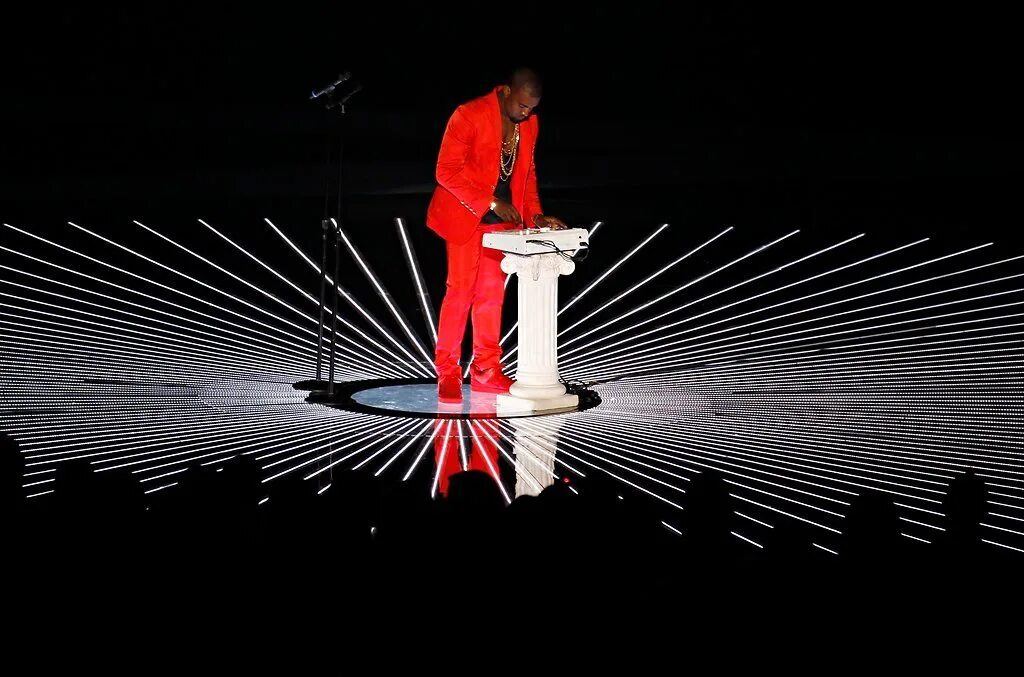 W performance. VMA 2010 Канье. Канье Уэст Акира. Kanye West награды. Kanye West Donda.