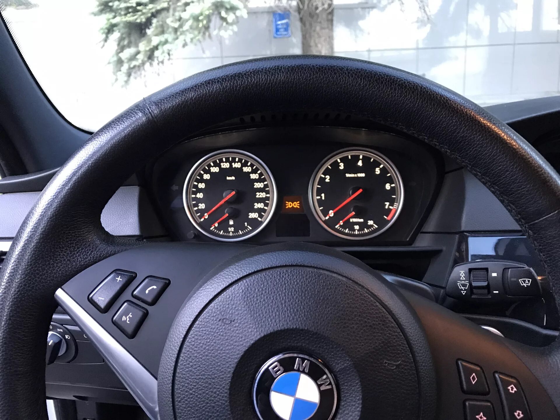 BMW e60 приборка. Пересвет приборки е60. М5 e60 приборка. Белая приборка на е60. Системы бмв е60