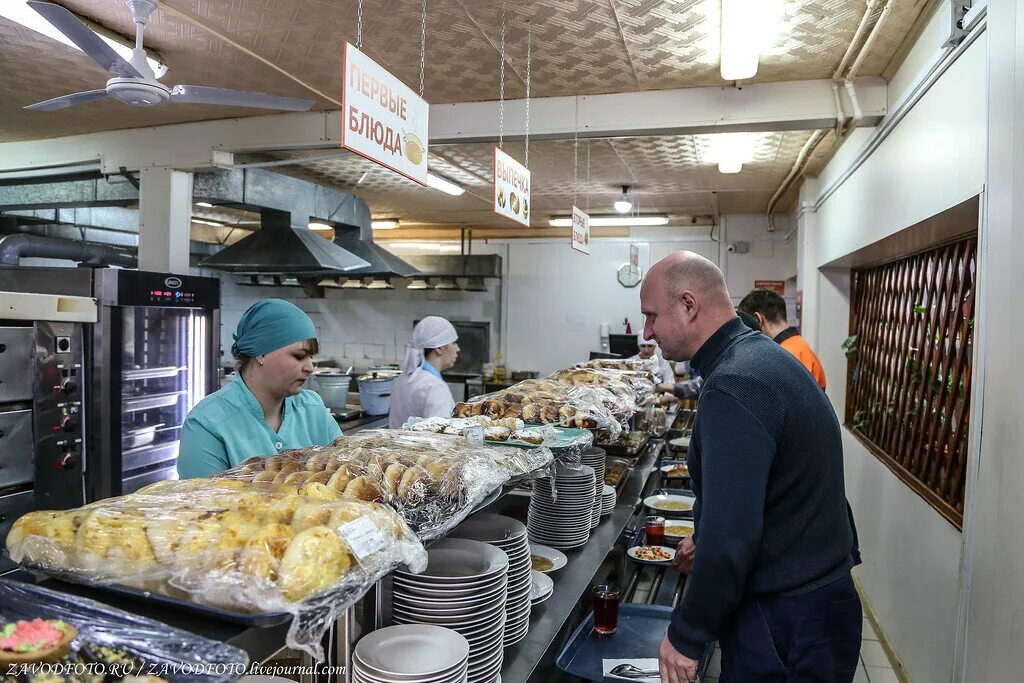 Якутск вахта. Вахтовики чаяндинского месторождения. Рудник валунистый чукотка. Быт вахтовиков нефтяников. Вахтовики в якутии.