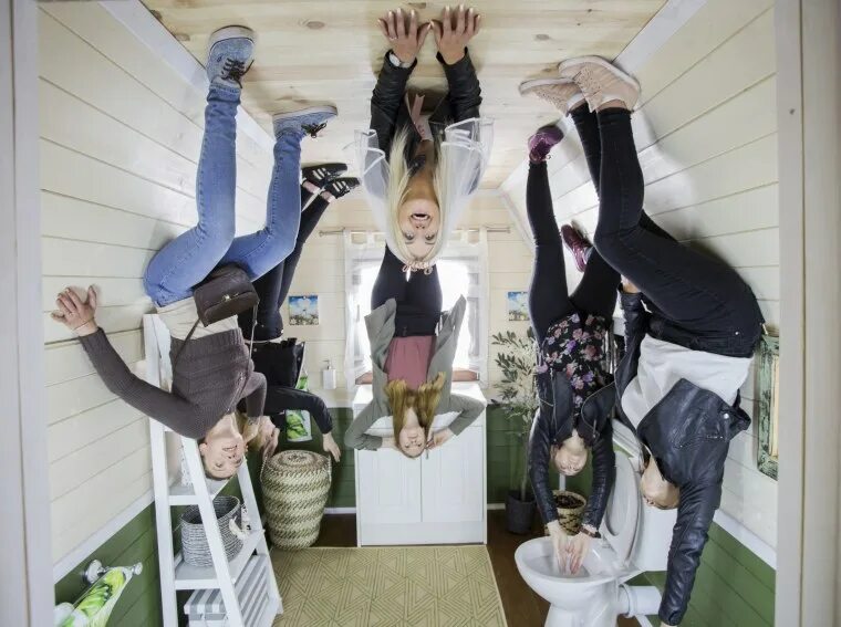 Вверх ногами. Upside down пикчерз. Discover the upside of down. Параллельные миры. Upside down wallpapers.