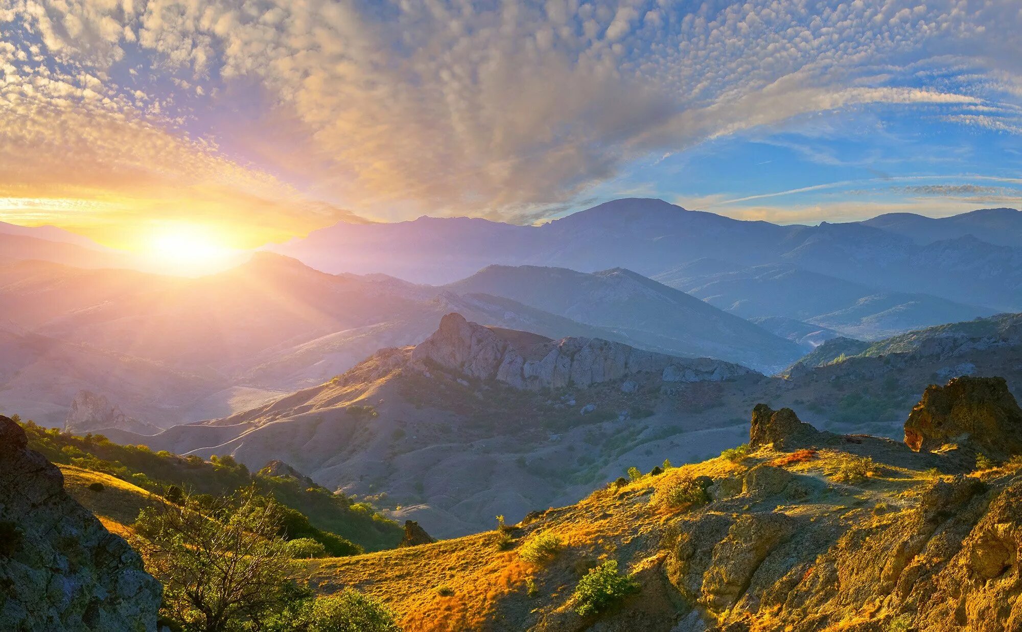 Солнце грузии. Горы Адыгеи кавказский хребет Восход. Сочи красная Поляна горы рассвет. Рассвет в горах. Утро в горах.