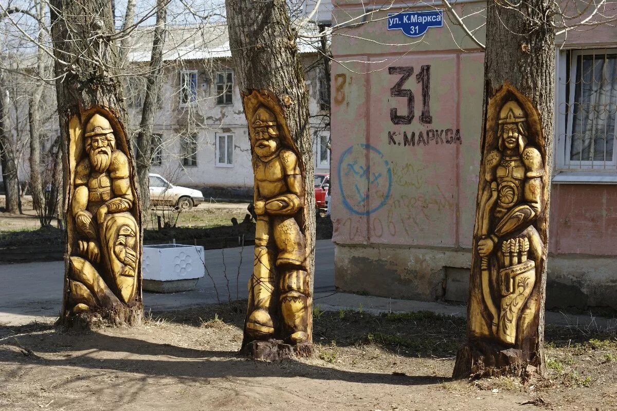 И коверкать бе жизненный чере чур. Деревянный идол. Славянские деревянные идолы. Славянские идолы из дерева. Деревянные скульптуры для детских площадок.