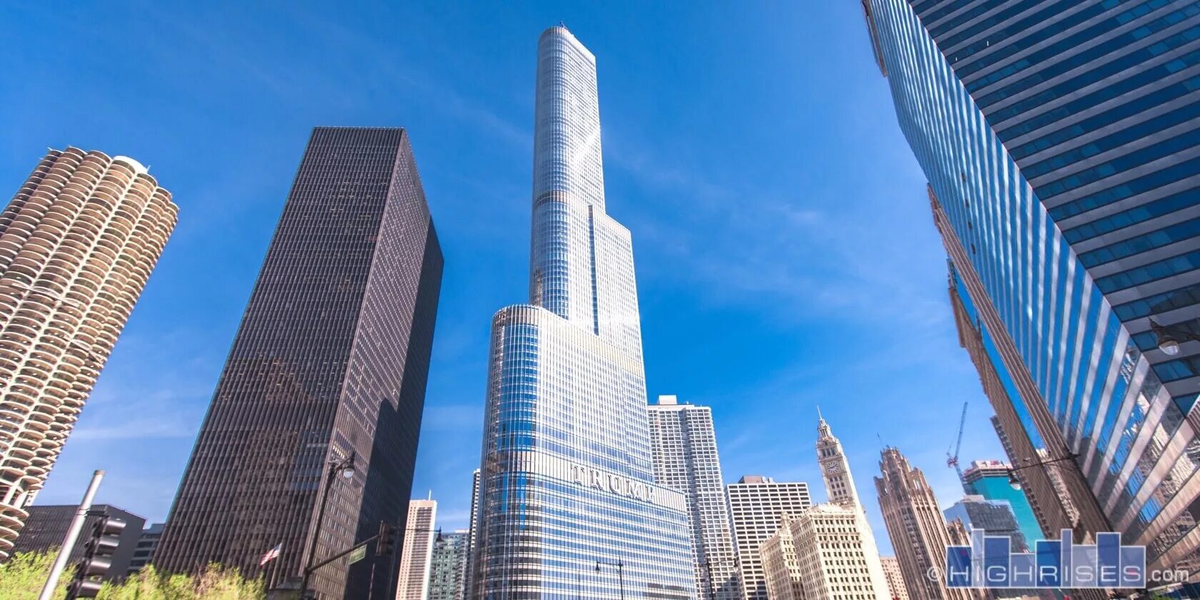 Здание трамп тауэр в нью-йорке. Трамп тауэр чикаго. Трамп тауэр чикаго. Небоскреб трамп тауэр. Трамп тауэр чикаго.