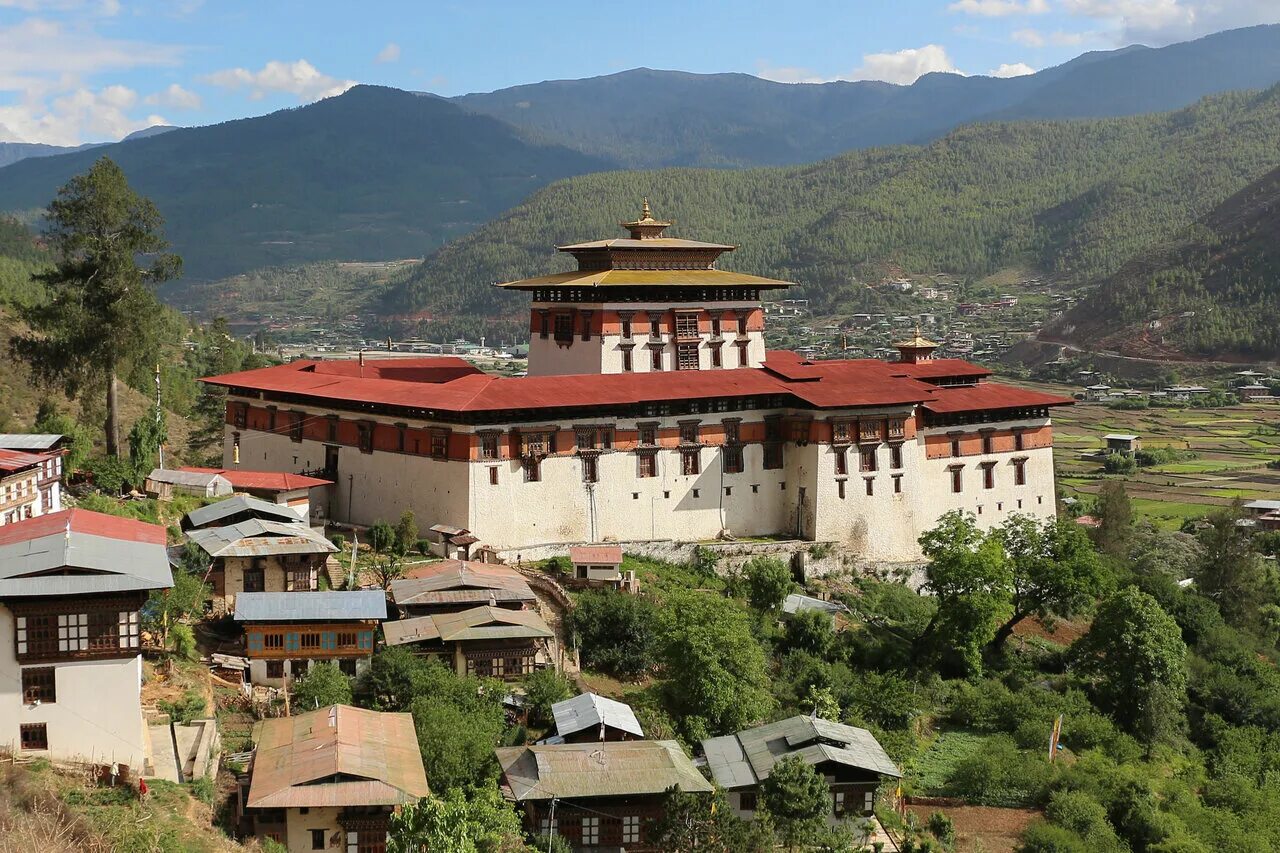 Бутан автомобильный. Монастырь Пунакха-дзонг. Монастыри паро дзонг. Тронгса-дзонг бутан. Монастыри паро дзонгв бутане.