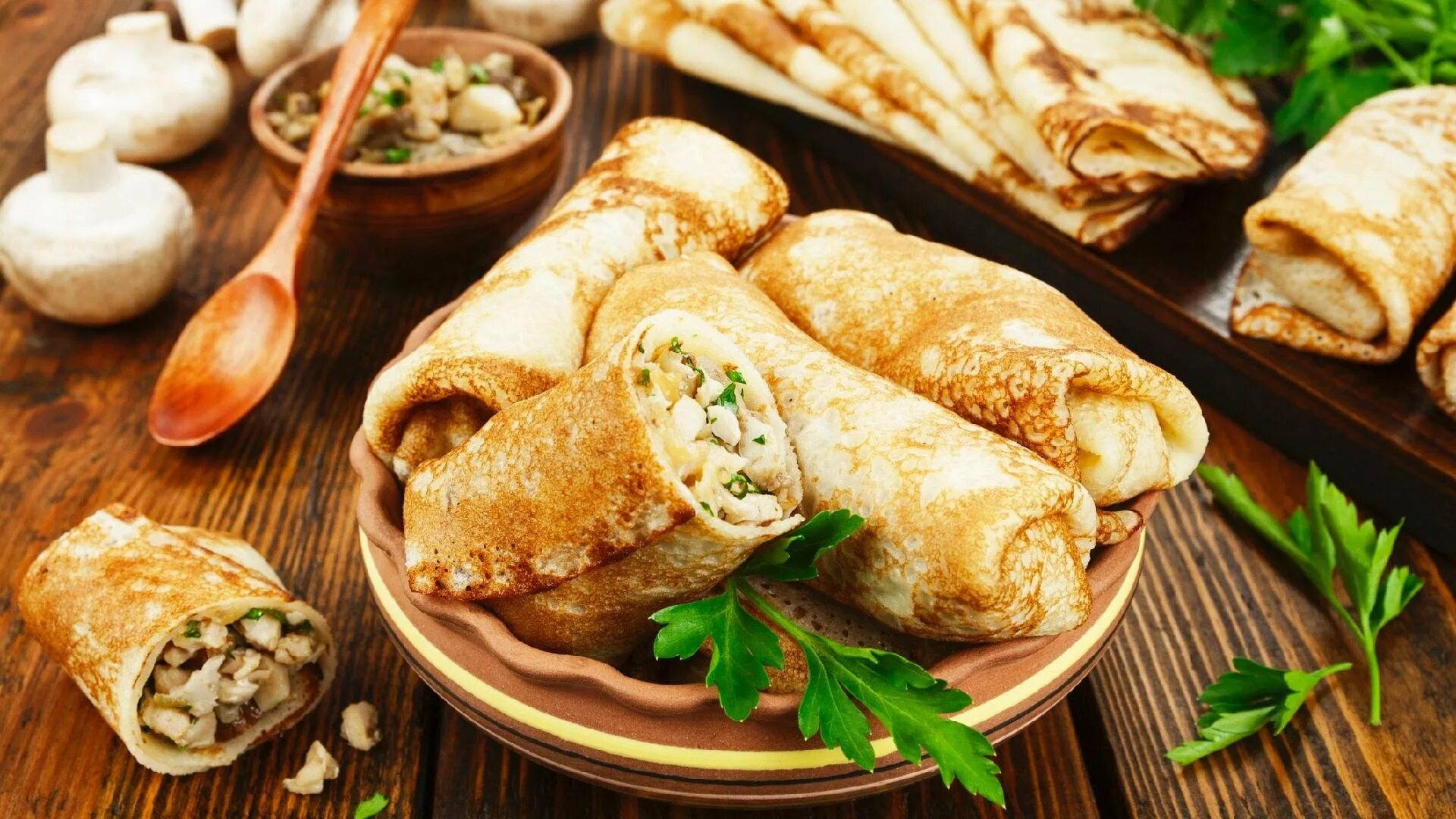 Блины с мясом и грибами. Блины с курицей и грибами. блины с начинкой. блины фаршированные. блинчики с мясом.