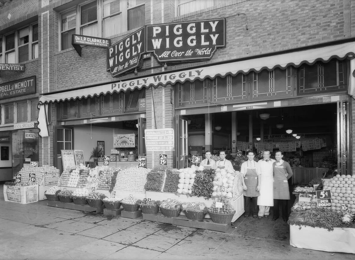 Первые магазины. Piggly Wiggly магазин в Америке 1900. Кларенс Сондерс Piggly Wiggly. Пигли Вигли магазин. Piggly Wiggly супермаркет.