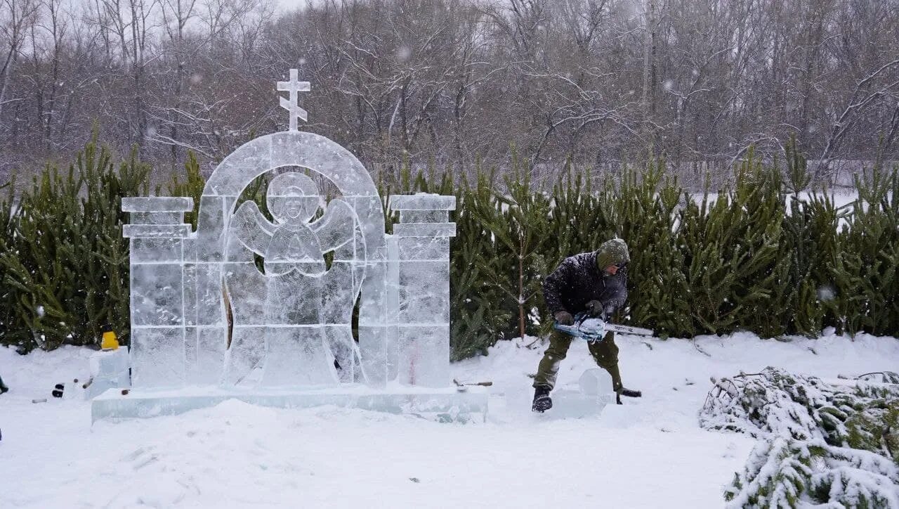 Путин в проруби 2022. На крещение можно на кладбище. Купель на визе. Западное кладбище омск. На крещение можно на кладбище.