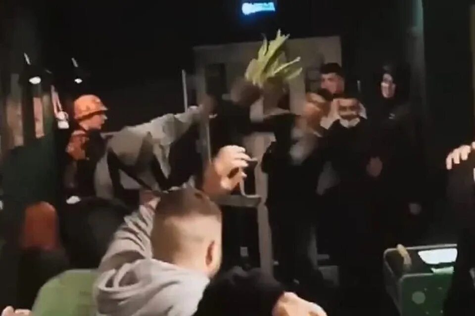 Стрельбы в ночном клубе города сидар-рапидс. В ночном клубе. Место встречи драка. Инцидент в ночном клубе. Перестрелка в ночном клубе москва.