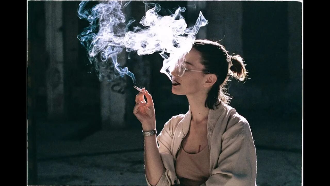 Грустные песни забудь. Женщины курят сигары. Грустные песни 2022. Курить. Легкий дым в тишине.