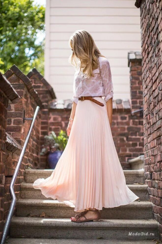 Юбка макси стрит стайл. Длинная бежевая юбка. Луки с длинными юбками. 2020. Стильные девушки в длинных юбках.