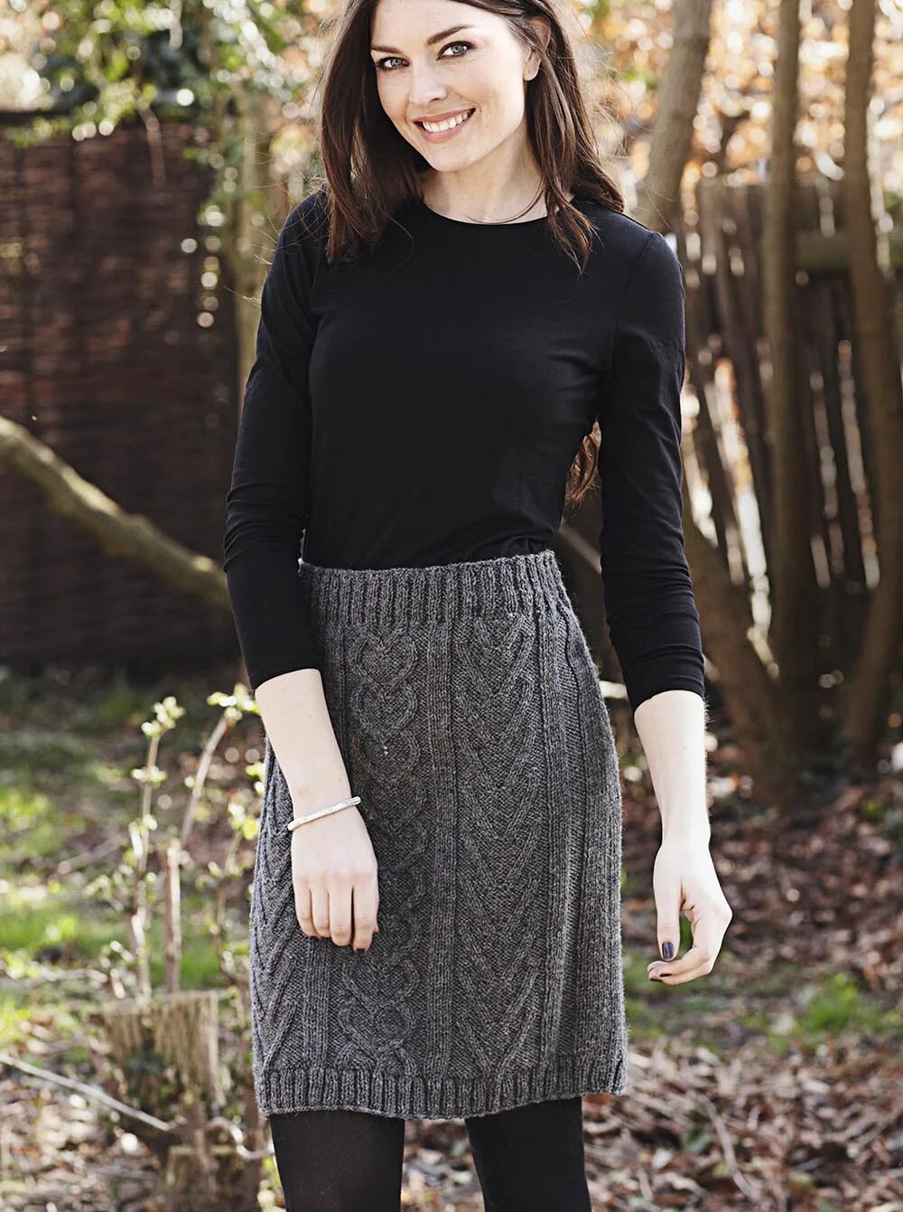 Вязаные юбки спицами для женщин. Девушка в юбке и рубашке. Детские мини юбки. Двушка в клетчатой юбке. Юбка спицами с волнистым краем.