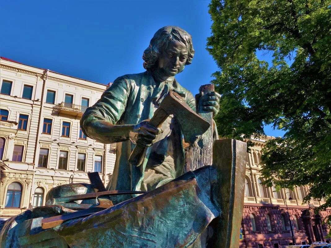 Памятник петру 1 царь плотник. Спб памятник петру 1 на адмиралтейской набережной. Памятник царь плотник. Петр плотник памятник. Петр плотник памятник.