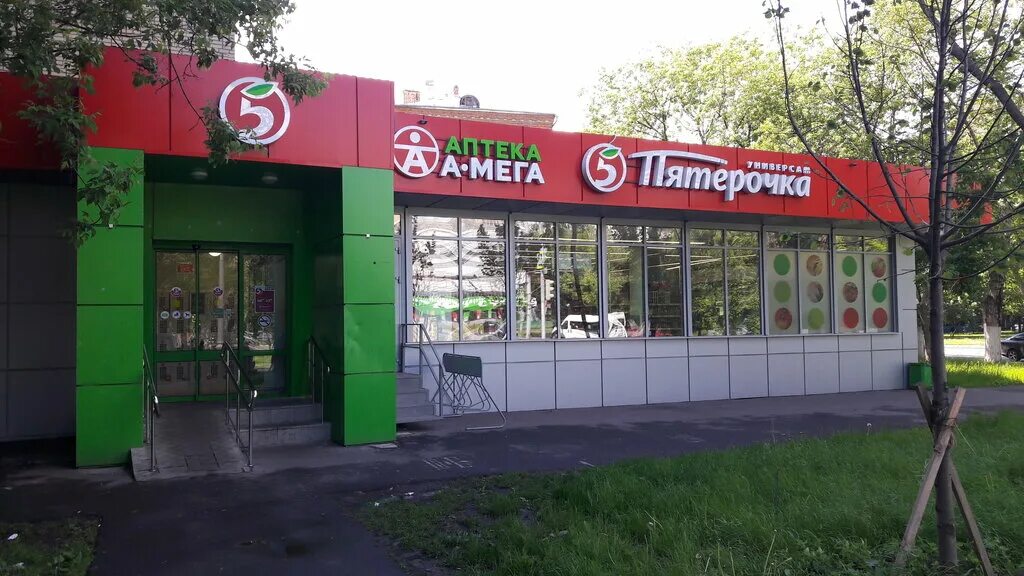 пятерочка бульвар победы. силикатная 22 новочебоксарск пятерочка. пятерочка в центре москвы. улица с магазином пятерочка. магазин в жилом доме.