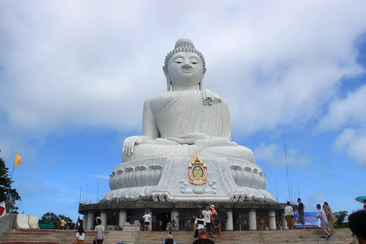 Главный будда в буддизме. Таиланд храм будды пхукет. большая статуя будды в тайланде. пхукет биг будда с высоты. биг будда на пхукете высота.