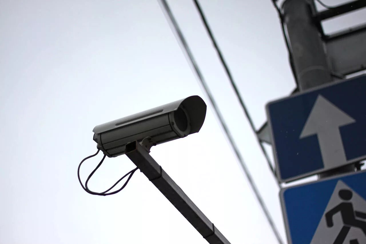 Камера грузия. Камеры видеонаблюдения на дорогах. Столб для камеры видеонаблюдения. Видеокамера на столбе. Камера дорожного наблюдения.